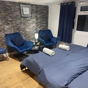 Loft Haven: Spacious Retreat With Private Toilet And Free Parking Hanworth