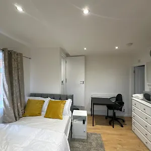 1st Flat With Full Private Toilet And Shower With Its Own Kitchenette In Keedonwood Road A Fully Equipped Independent Flat Bromley